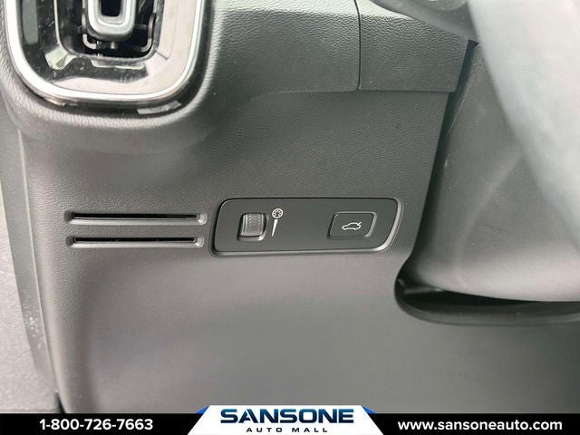 2022 Volvo XC40 R-Design