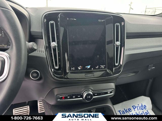 2022 Volvo XC40 R-Design