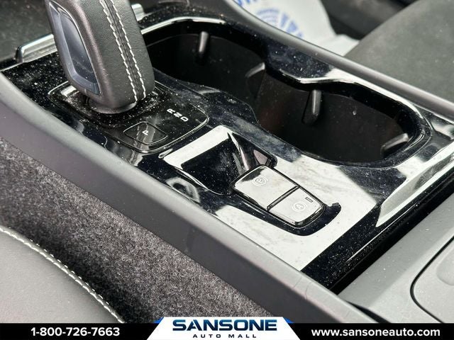 2022 Volvo XC40 R-Design